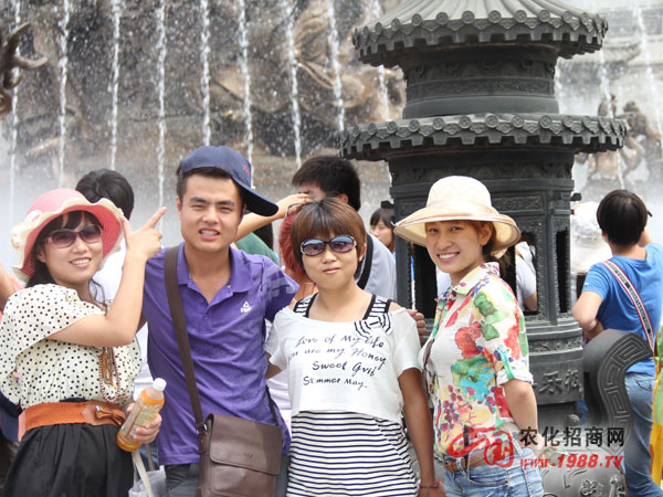 噴泉廣場前和美女合照