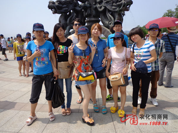 美女把帥哥全擋住了