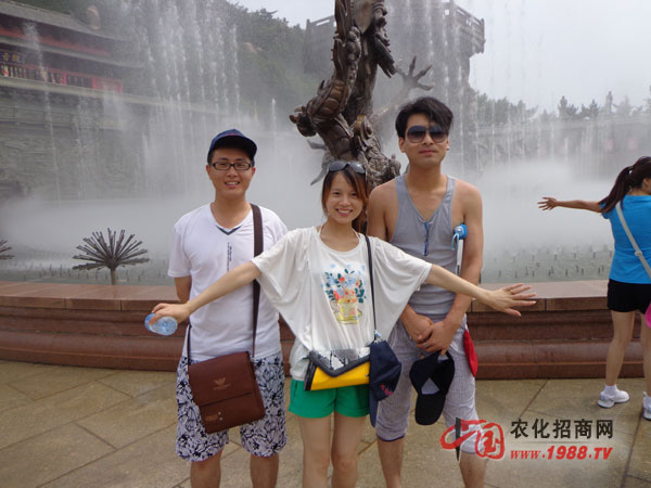 一美女獨(dú)擋兩帥哥