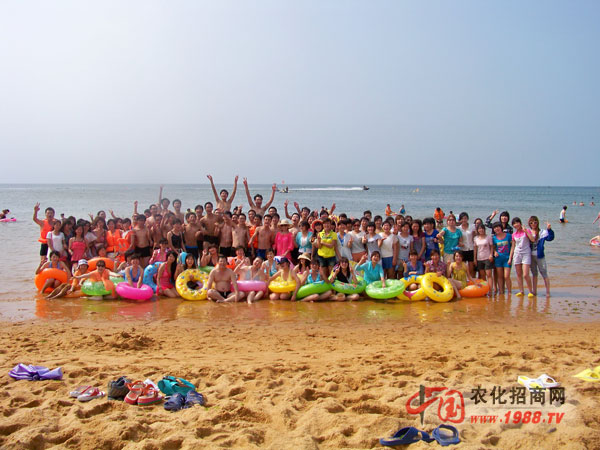 帥哥美女海邊集體合照