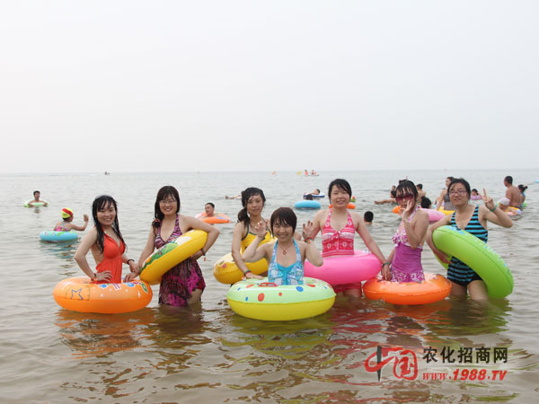 光著腳踩在海水里