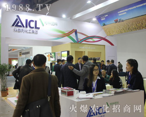 2017第33屆中國植保雙交會上以色列化工展位前咨詢?nèi)藛T不斷