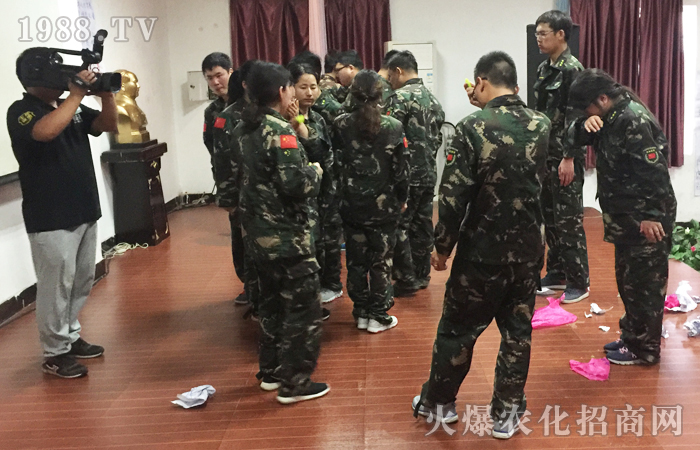 ����ͻ�����ң�ÿһ����ǰ�ж����ի@��