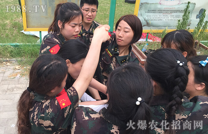 ���ڳ�Խ������ƴ���Є�����