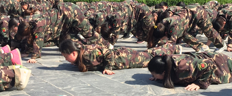 һ�˷��e(cu��)ȫ�w���P���@���ǈF(tu��n)�(du��)������