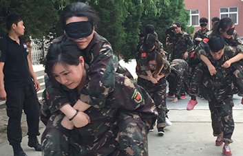 ������;�ж��D�U(xi��n)���Ҷ����v�������¸�ǰ�У�