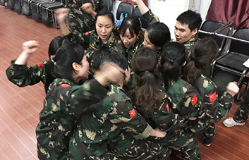 ���ˉ�(m��ng)�룬���ˈF(tu��n)�(du��)��ÿ��(g��)�˱،���(ji��n)����ȥ��