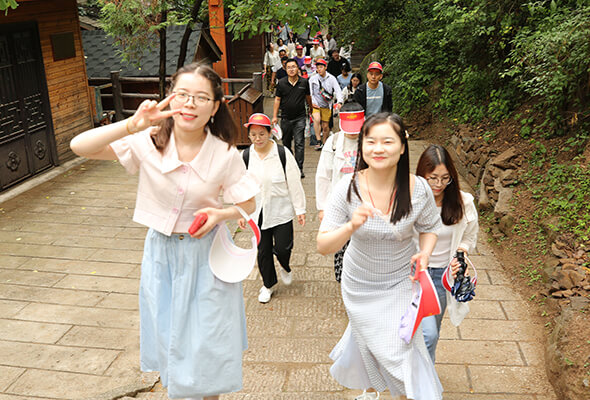 ���M(j��n)׷��(m��ng)�����𱬼��˼���ʯ�������У�